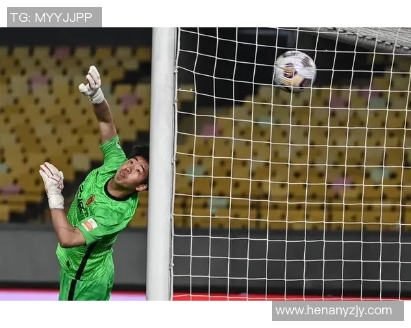 鲍亚雄扑救精彩瞬间回顾展现足球场上的英雄本色